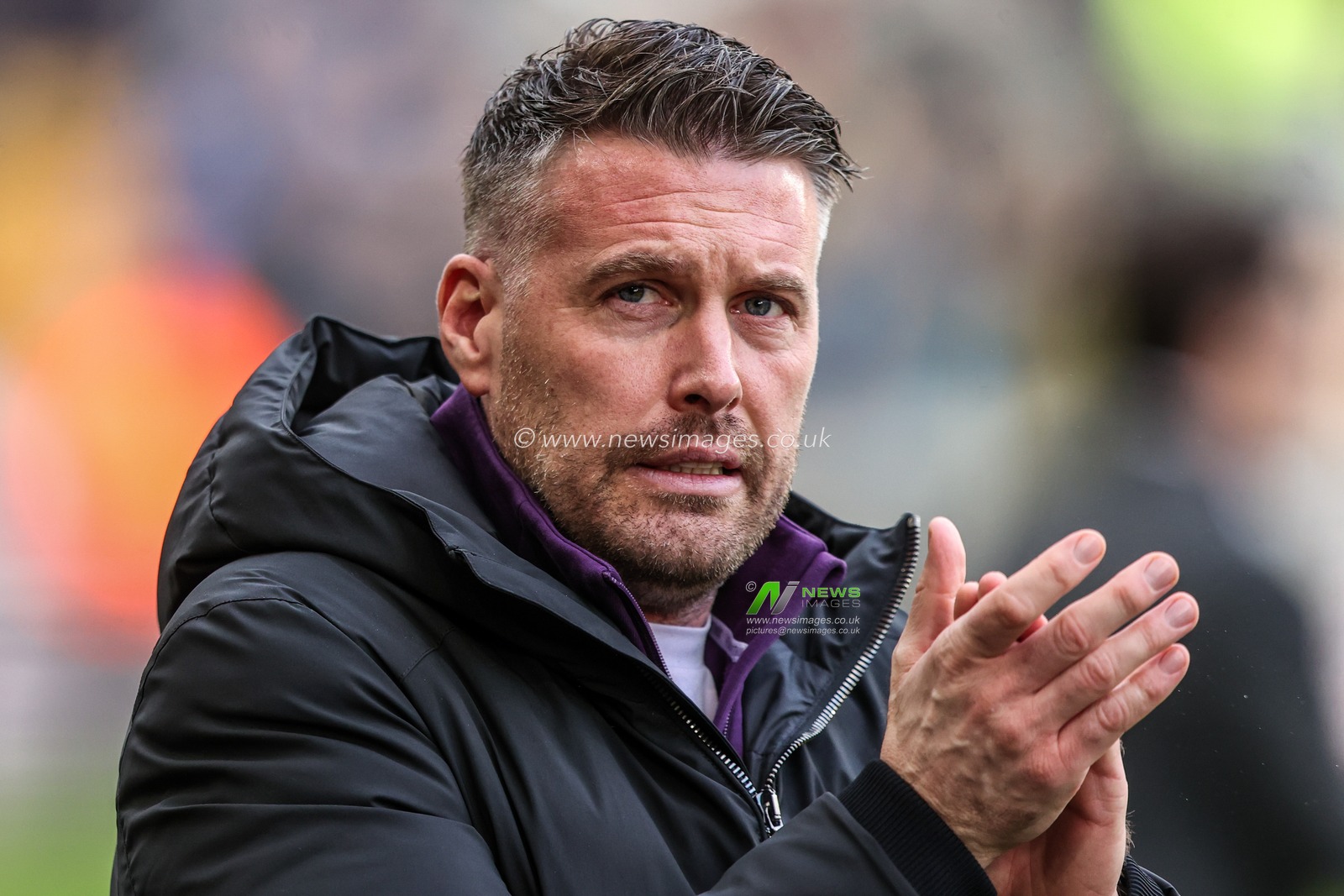 Rob Edwards manager of Wolverhampton Wanderers applauds the fans after the game during the Premier League match Wolverhampton Wanderers vs Bournemouth at Molineux, Wolverhampton, United Kingdom, 31st January 2026

(Photo by Alfie Cosgrove/News Images)