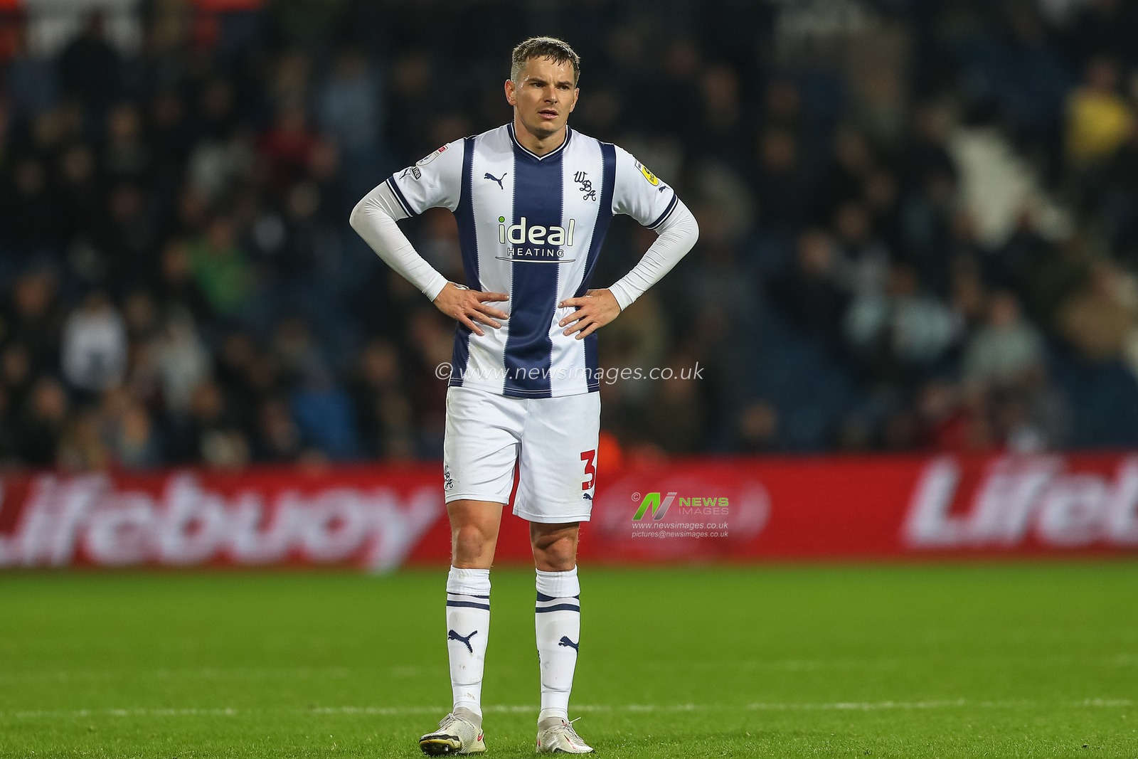 Conor Townsend #3 of West Bromwich Albion during the Sky Bet Championship match West Bromwich Albion vs Bristol City at The Hawthorns, West Bromwich, United Kingdom, 18th October 2022

(Photo by Gareth Evans/News Images)