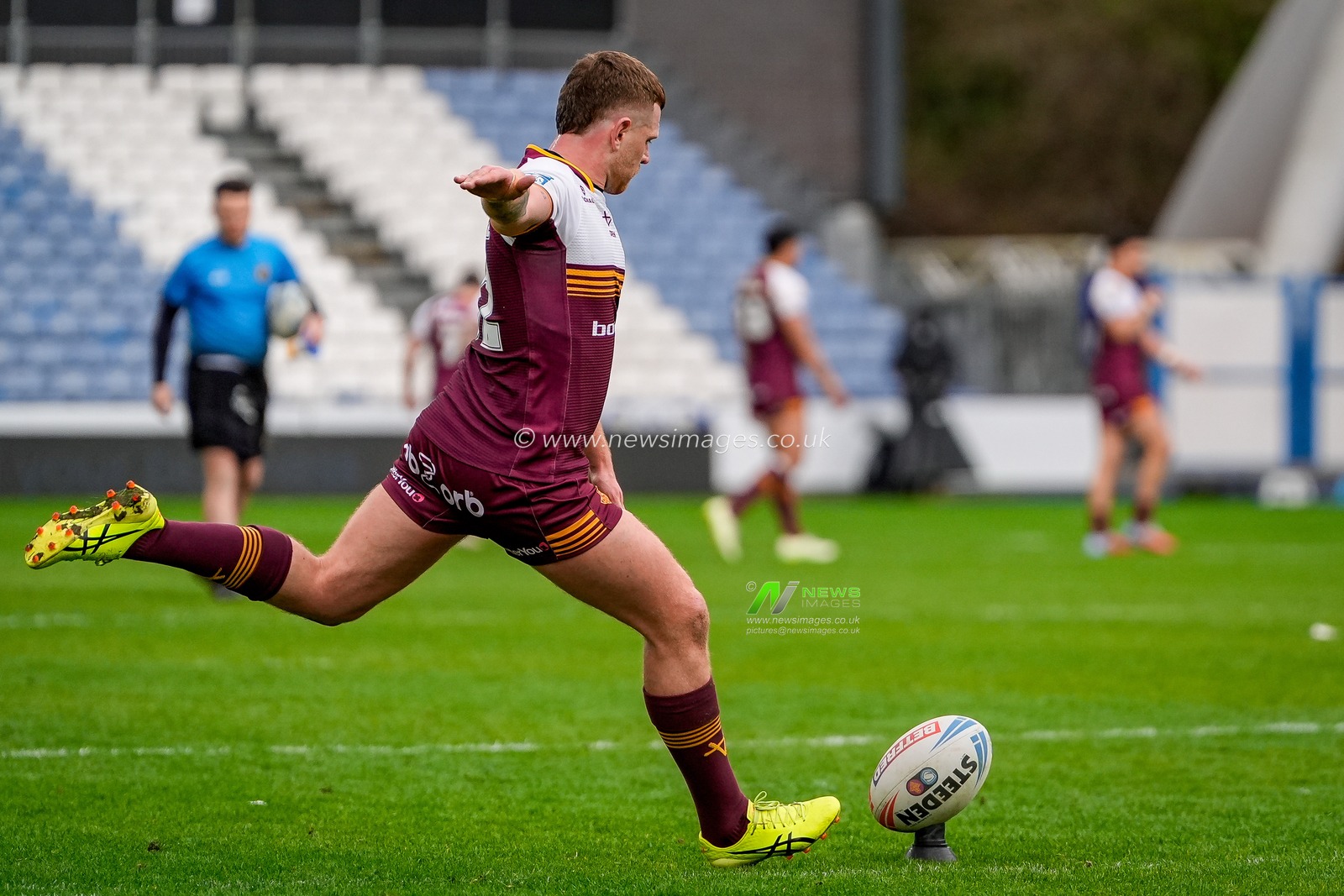 Olly Russell of Huddersfield Giants scores a goal conversion during the Betfred Super League round 7 match Huddersfield Giants vs York Knights at Accu Stadium, Huddersfield, United Kingdom on 04 April 2026

(Photo by Maynard Manyowa/News Images)