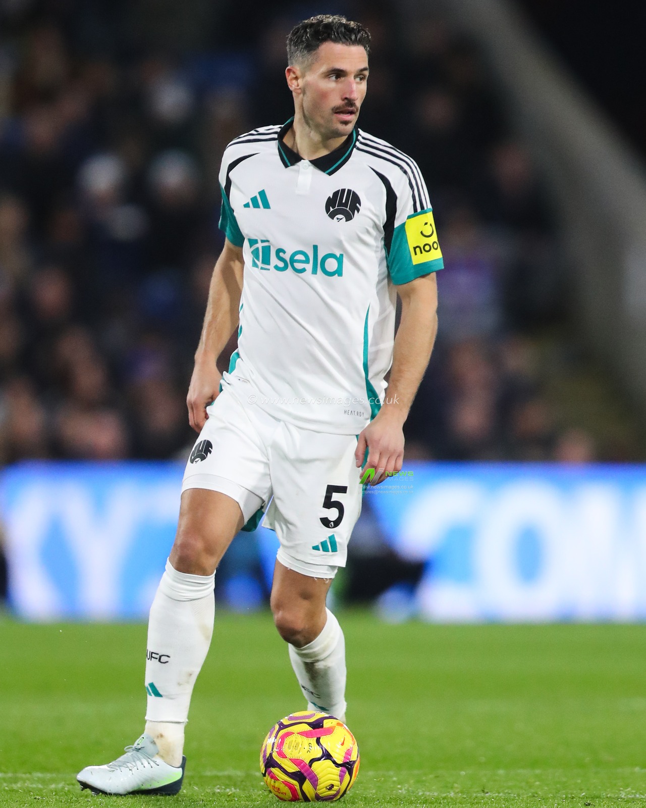 Fabian SchÃ¤r of Newcastle United in action during the Premier League match Crystal Palace vs Newcastle United at Selhurst Park, London, United Kingdom, 30th November 2024

(Photo by Gareth Evans/News Images)