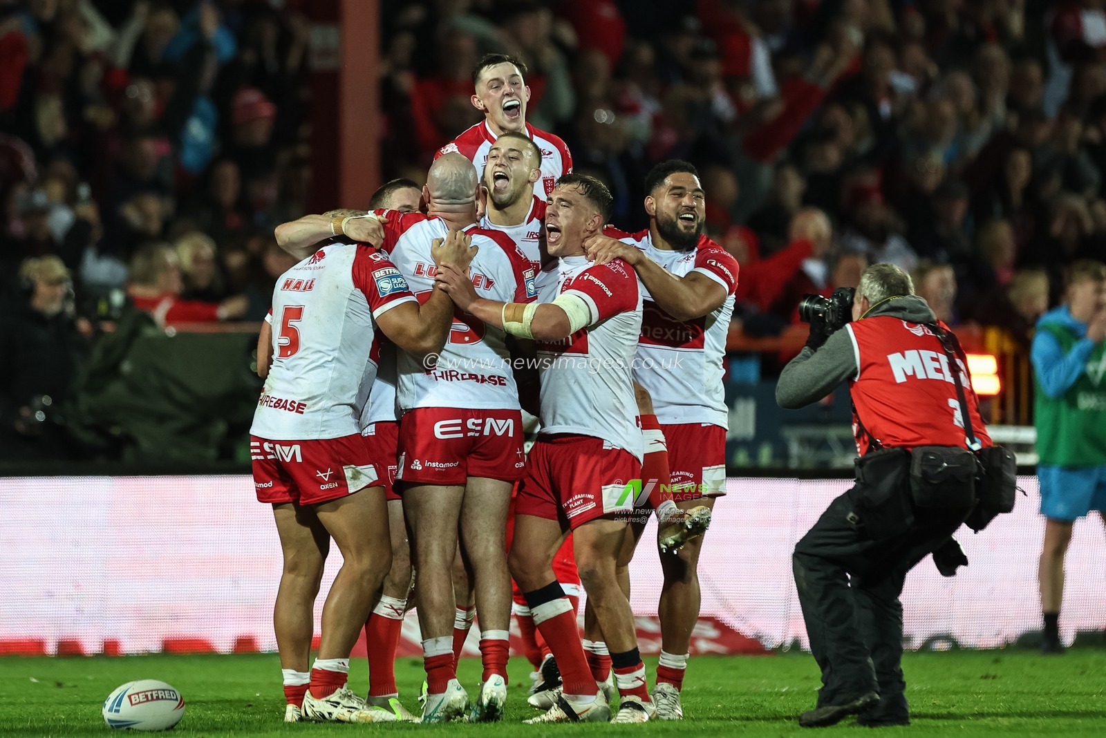 Mikey Lewis of Hull KR and his team mates celebrate the win during the Betfred Super League Semi-Finals match Hull KR vs Warrington Wolves at Sewell Group Craven Park, Kingston upon Hull, United Kingdom, 4th October 2024

(Photo by Mark Cosgrove/News Images)