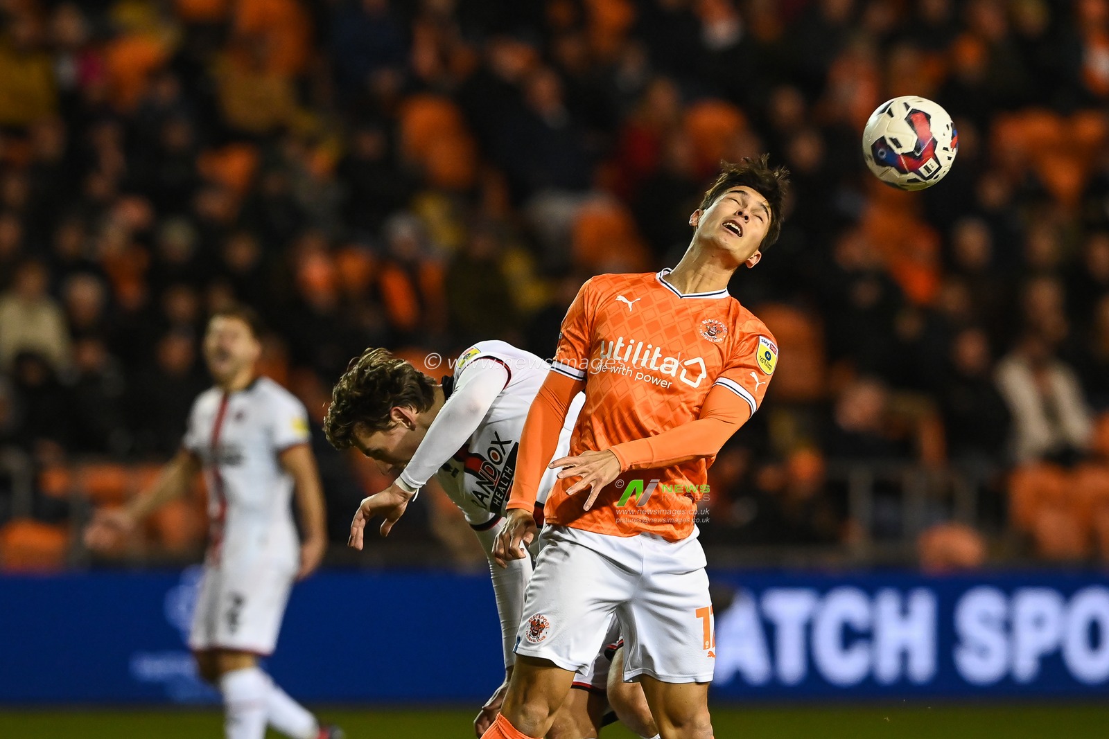 Kenny Dougall #12 of Blackpool wins the header during the Sky Bet Championship match Blackpool vs Sheffield United at Bloomfield Road, Blackpool, United Kingdom, 29th December 2022

(Photo by Craig Thomas/News Images)