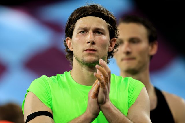 Burnley goalkeeper Max Weiß claps fans after 1-1 draw during the Sky Bet Championship match Burnley vs Middlesbrough at Turf Moor, Burnley, United Kingdom on 02 September 2026

(Photo by Jorge Horsted/News Images)