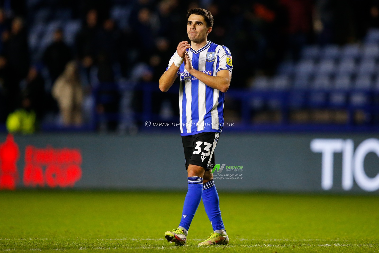 Reece James #33 of Sheffield Wednesday applauds fans after the Sky Bet League 1 match Sheffield Wednesday vs Cambridge United at Hillsborough, Sheffield, United Kingdom, 2nd January 2023

(Photo by Ben Early/News Images)
