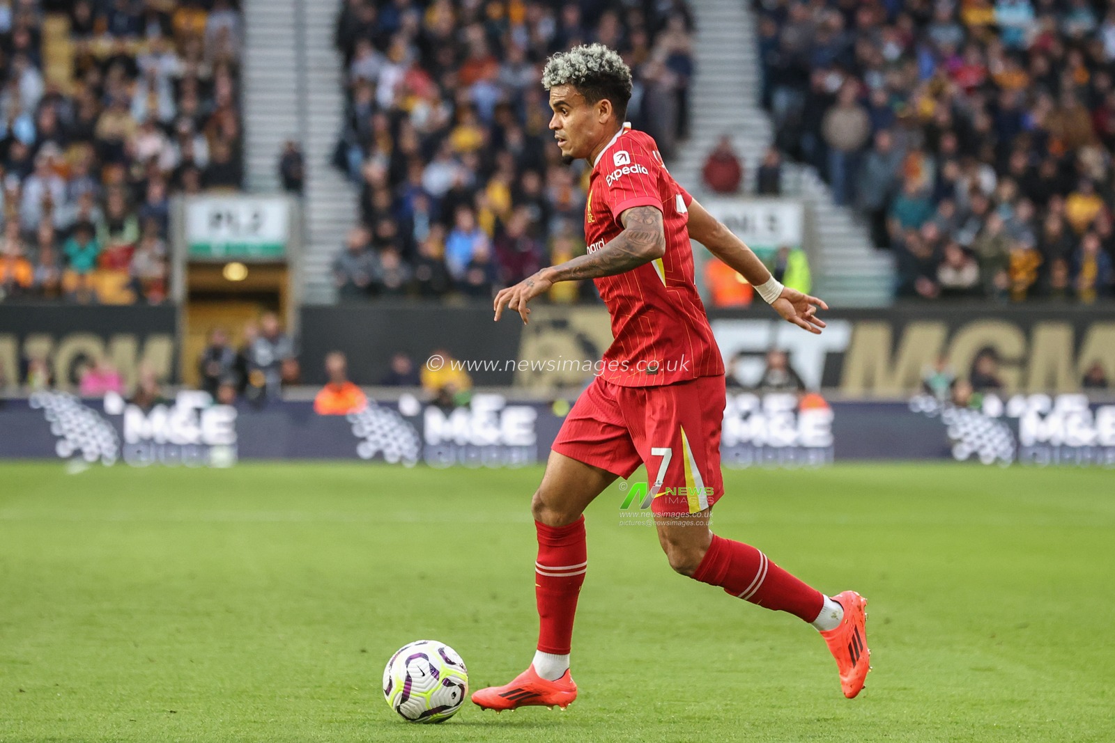 Luis DÃ­az of Liverpool breaks with the ball during the Premier League match Wolverhampton Wanderers vs Liverpool at Molineux, Wolverhampton, United Kingdom, 28th September 2024

(Photo by Alfie Cosgrove/News Images)