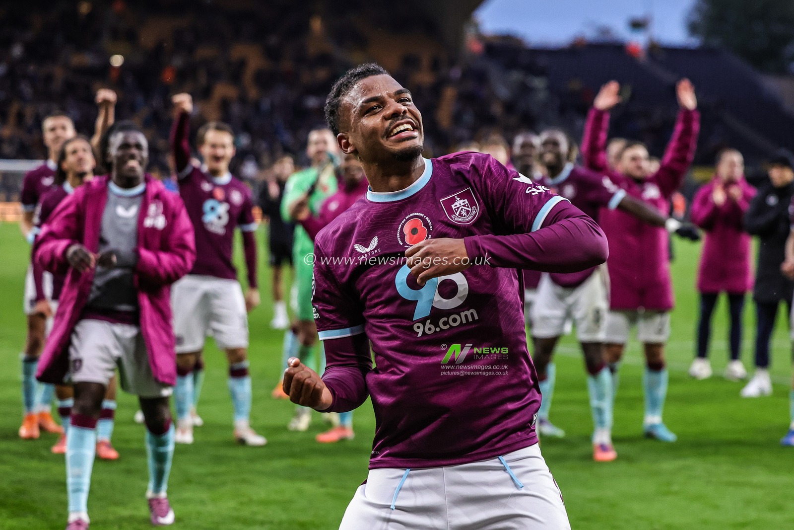 Lyle Foster of Burnley celebrates the win with the fans during the Premier League match Wolverhampton Wanderers vs Burnley at Molineux, Wolverhampton, United Kingdom, 26th October 2025

(Photo by Mark Cosgrove/News Images)