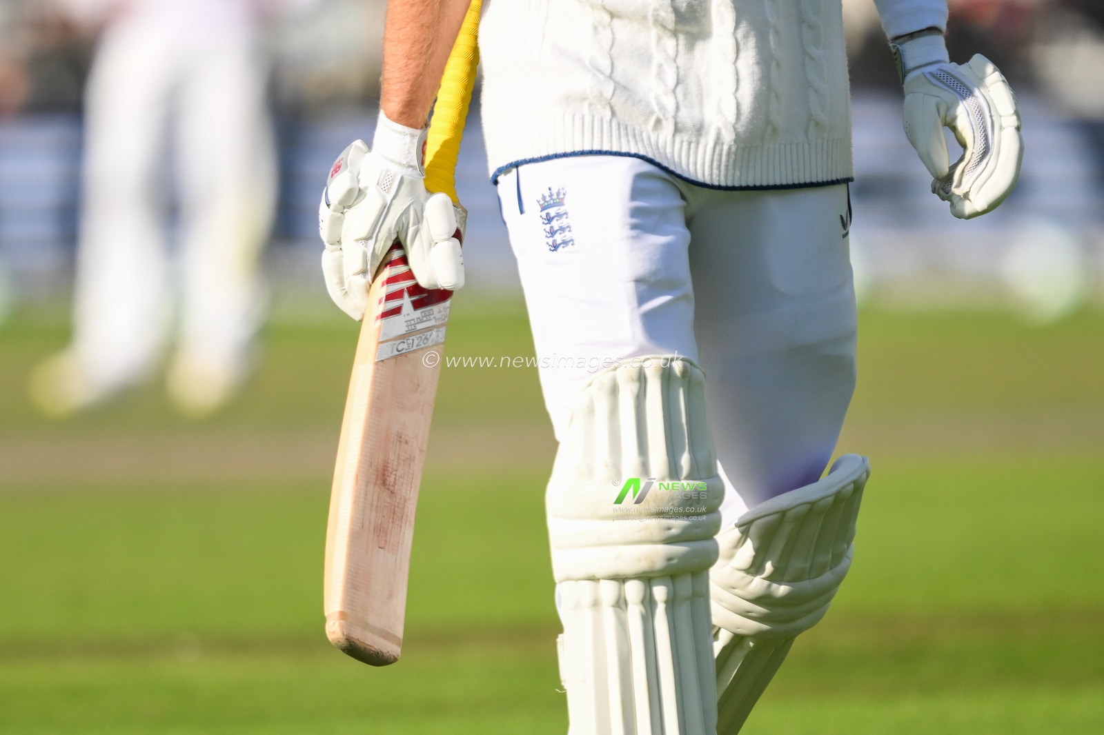Joe Root of England damaged bat that he is forced to change during his innings during the England Men v Sri Lanka 1st Rothesay Test Match Day 4 at Old Trafford, Manchester, United Kingdom, 24th August 2024

(Photo by Craig Thomas/News Images)