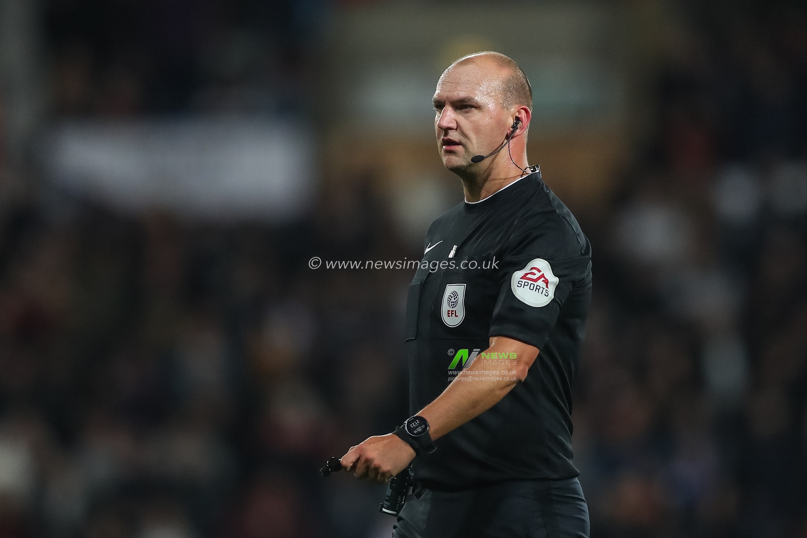 Referee Robert Madley during the Sky Bet Championship match West Bromwich Albion vs Bristol City at The Hawthorns, West Bromwich, United Kingdom, 18th October 2022

(Photo by Gareth Evans/News Images)