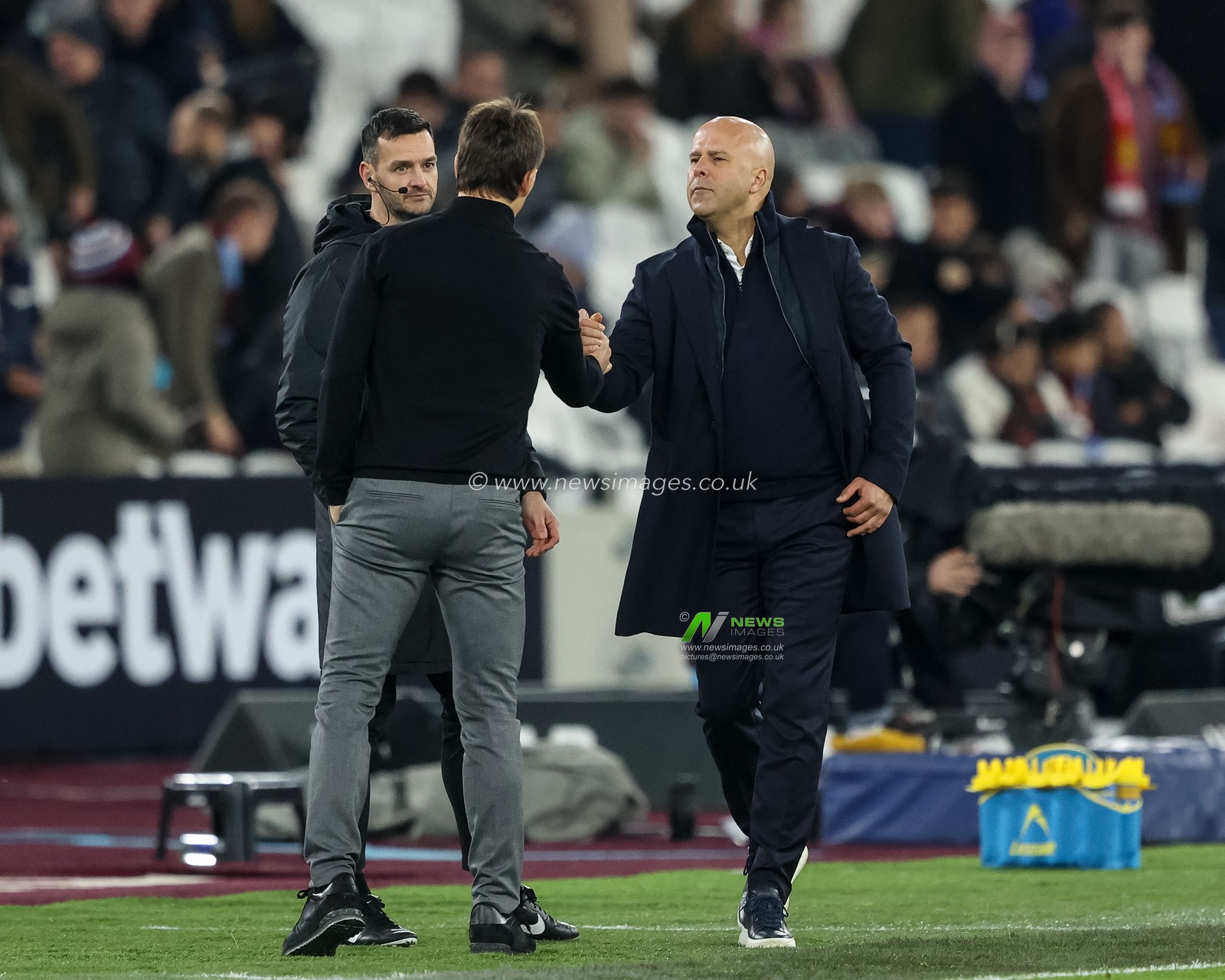 Julen Lopetegui manager of West Ham United shakes the hand of Arne Slot manager of Liverpool after Liverpool win 0-5 during the Premier League match West Ham United vs Liverpool at London Stadium, London, United Kingdom, 29th December 2024

(Photo by Alfie Cosgrove/News Images)