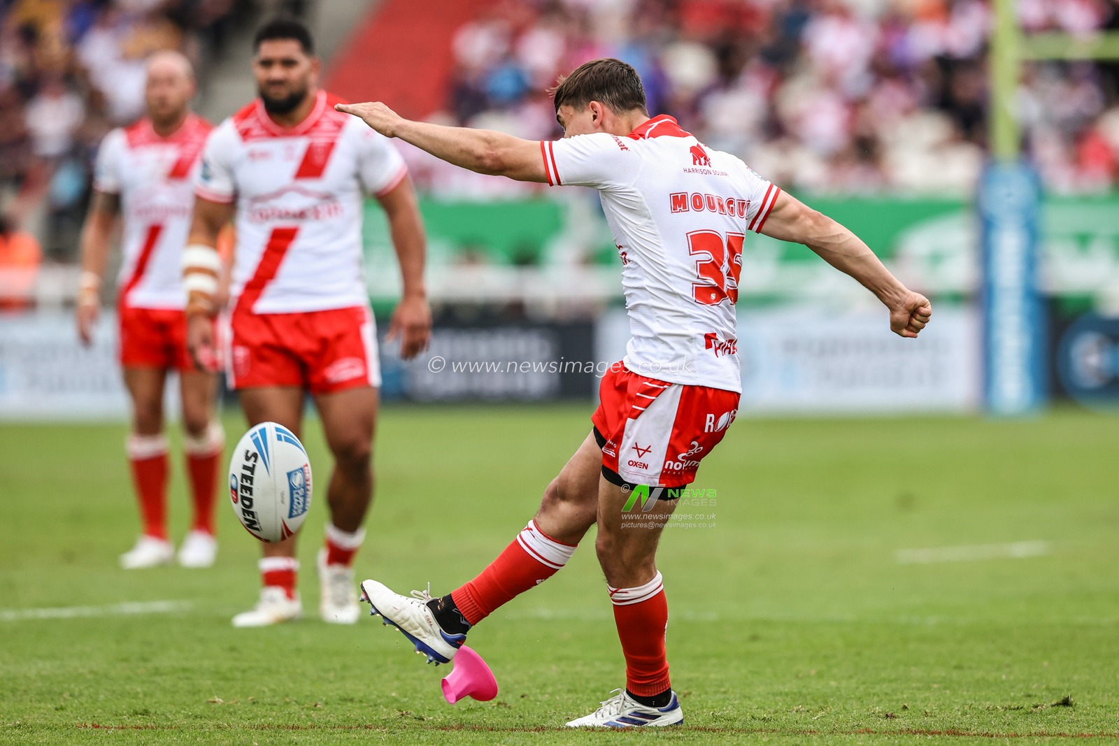 Arthur Mourgue of Hull KR scores a penalty during the Betfred Super League round 17 match Hull KR vs Leeds Rhinos at Sewell Group Craven Park, Kingston upon Hull, United Kingdom, 6th July 2025

(Photo by Alfie Cosgrove/News Images)
