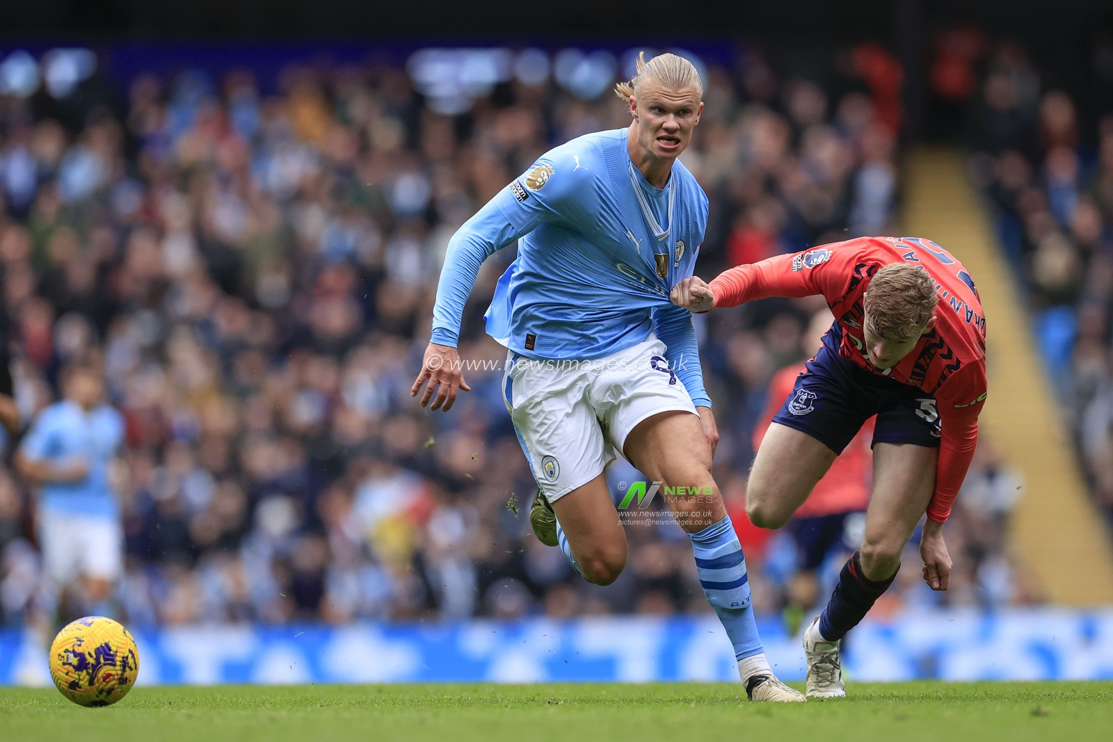 Erling Haaland of Manchester City is challenged by Jarrad Branthwaite of Everton during the Premier League match Manchester City vs Everton at Etihad Stadium, Manchester, United Kingdom, 10th February 2024

(Photo by Conor Molloy/News Images)