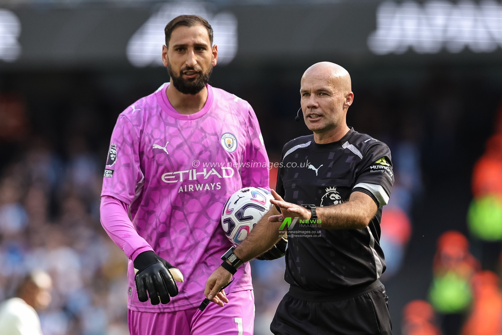 Referee Paul Tierney holds play during the Premier League match Manchester City vs Coventry City at Etihad Stadium, Manchester, United Kingdom on 05 September 2026

(Photo by Mark Cosgrove/News Images)