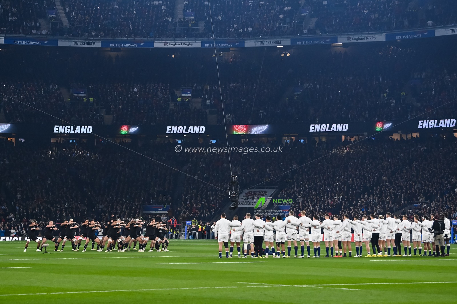 England face the New Zealand Haka ahead of the Autumn internationals match England vs New Zealand at Twickenham Stadium, Twickenham, United Kingdom, 19th November 2022

(Photo by Craig Thomas/News Images)