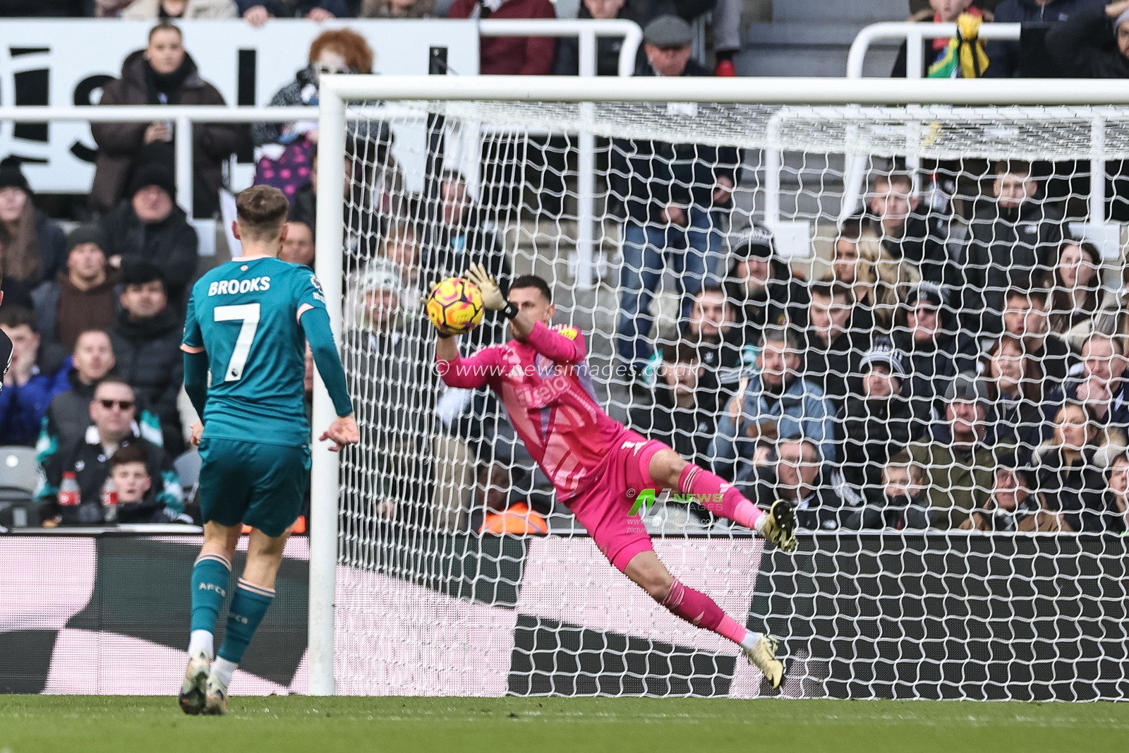 Martin DÃºbravka of Newcastle United saves a shot from David Brooks of Bournemouth during the Premier League match Newcastle United vs Bournemouth at St. James's Park, Newcastle, United Kingdom, 18th January 2025

(Photo by Mark Cosgrove/News Images)