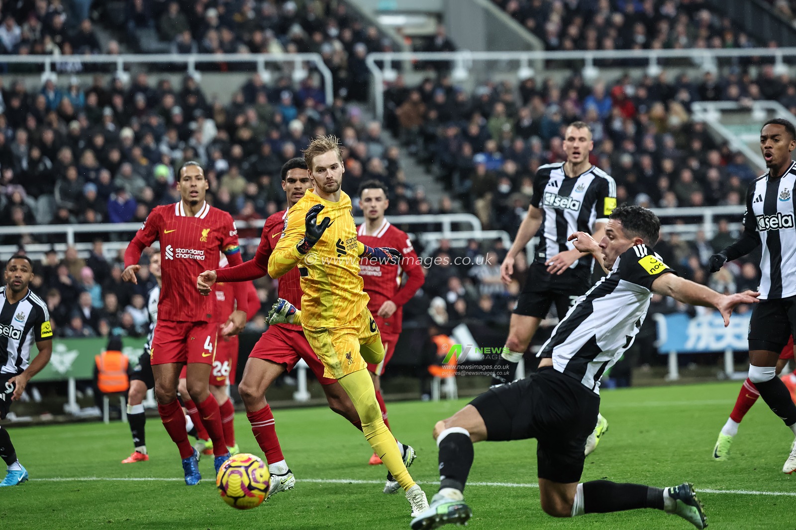 Fabian SchÃ¤r of Newcastle United scores to make it 3-3 during the Premier League match Newcastle United vs Liverpool at St. James' Park, Newcastle, United Kingdom, 4th December 2024

(Photo by Mark Cosgrove/News Images)