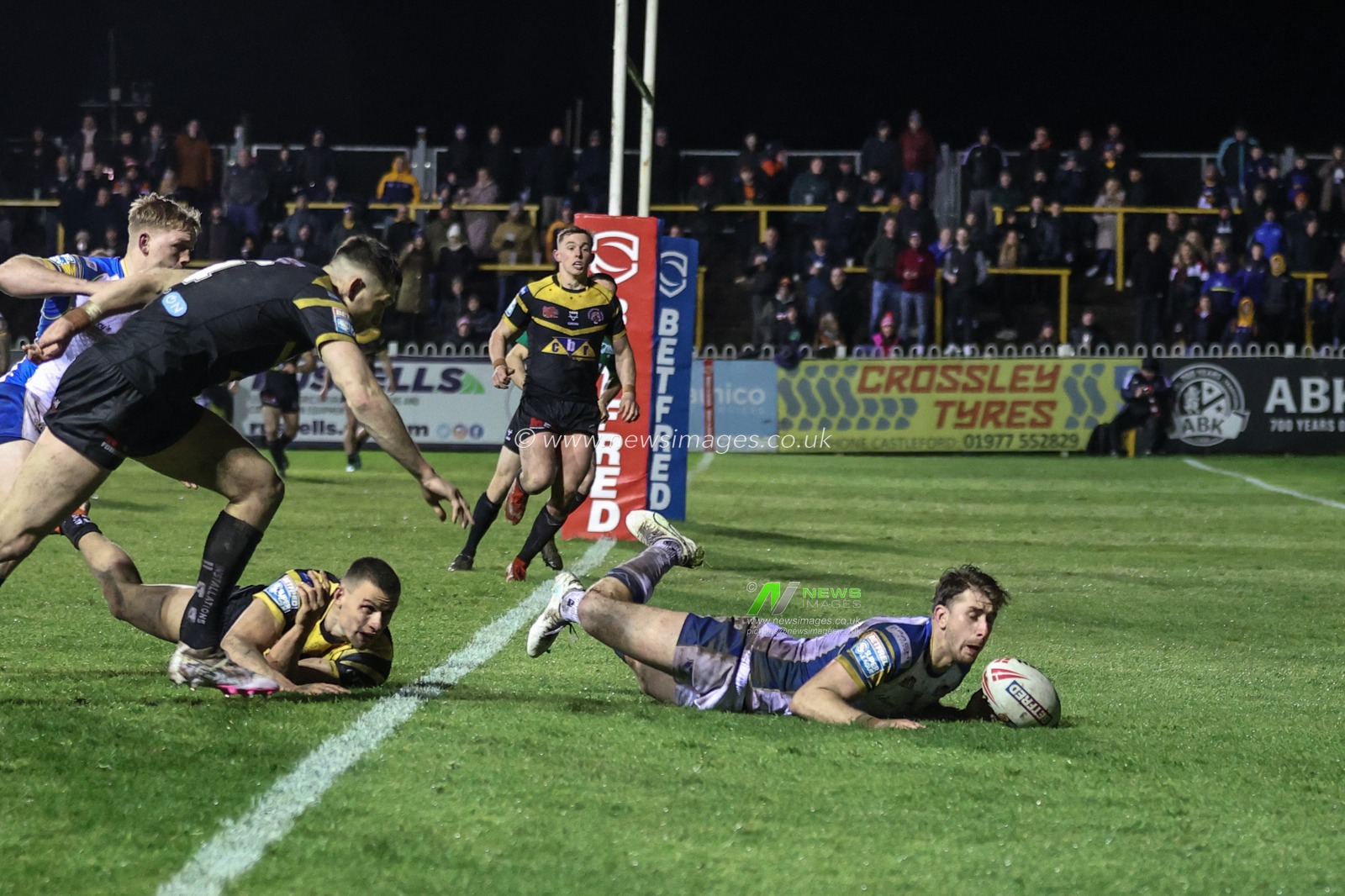 Paul Momirovski of Leeds Rhinos goes over for a try during the Betfred Super League Round 6 match Castleford Tigers vs Leeds Rhinos at The Mend-A-Hose Jungle, Castleford, United Kingdom, 28th March 2024

(Photo by Mark Cosgrove/News Images)