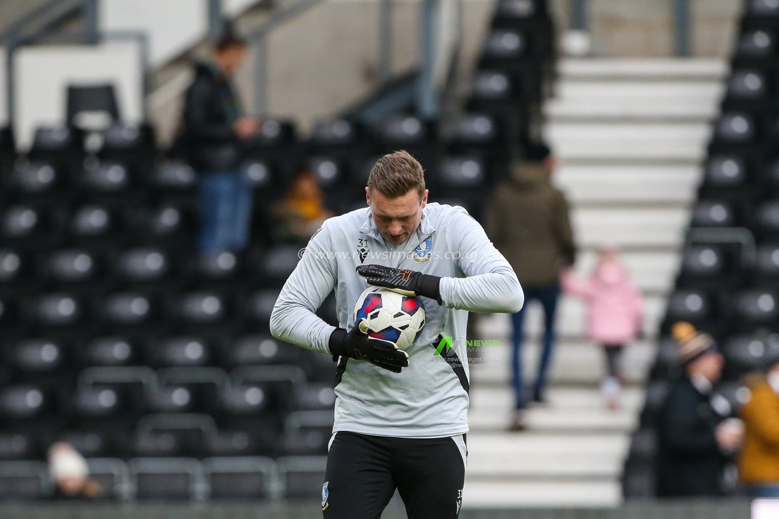 David Stockdale #31 of Sheffield Wednesday warms up during the Sky Bet League 1 match Derby County vs Sheffield Wednesday at Pride Park Stadium, Derby, United Kingdom, 3rd December 2022

(Photo by Arron Gent/News Images)