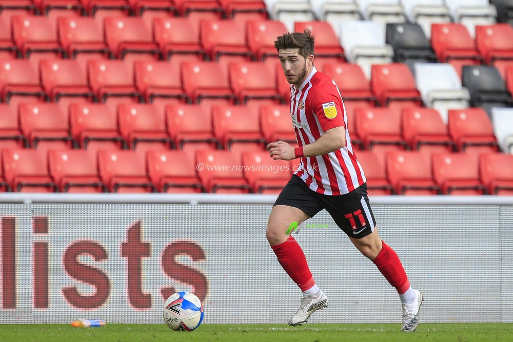 Lynden Gooch #11 of Sunderland with the ball