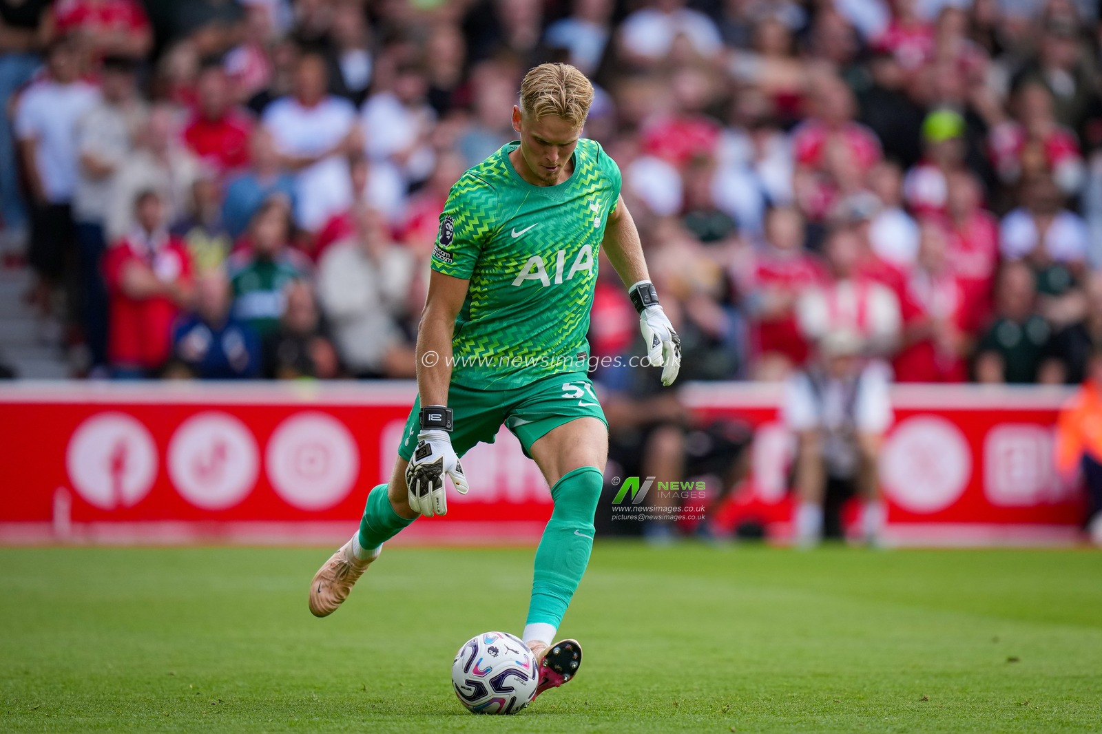 Antonín Kinský of Tottenham Hotspur during the Premier League match Nottingham Forest vs Tottenham Hotspur at City Ground, Nottingham, United Kingdom on 05 September 2026

(Photo by Maynard Manyowa/News Images)