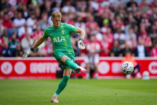 Antonín Kinský of Tottenham Hotspur during the Premier League match Nottingham Forest vs Tottenham Hotspur at City Ground, Nottingham, United Kingdom on 05 September 2026

(Photo by Maynard Manyowa/News Images)