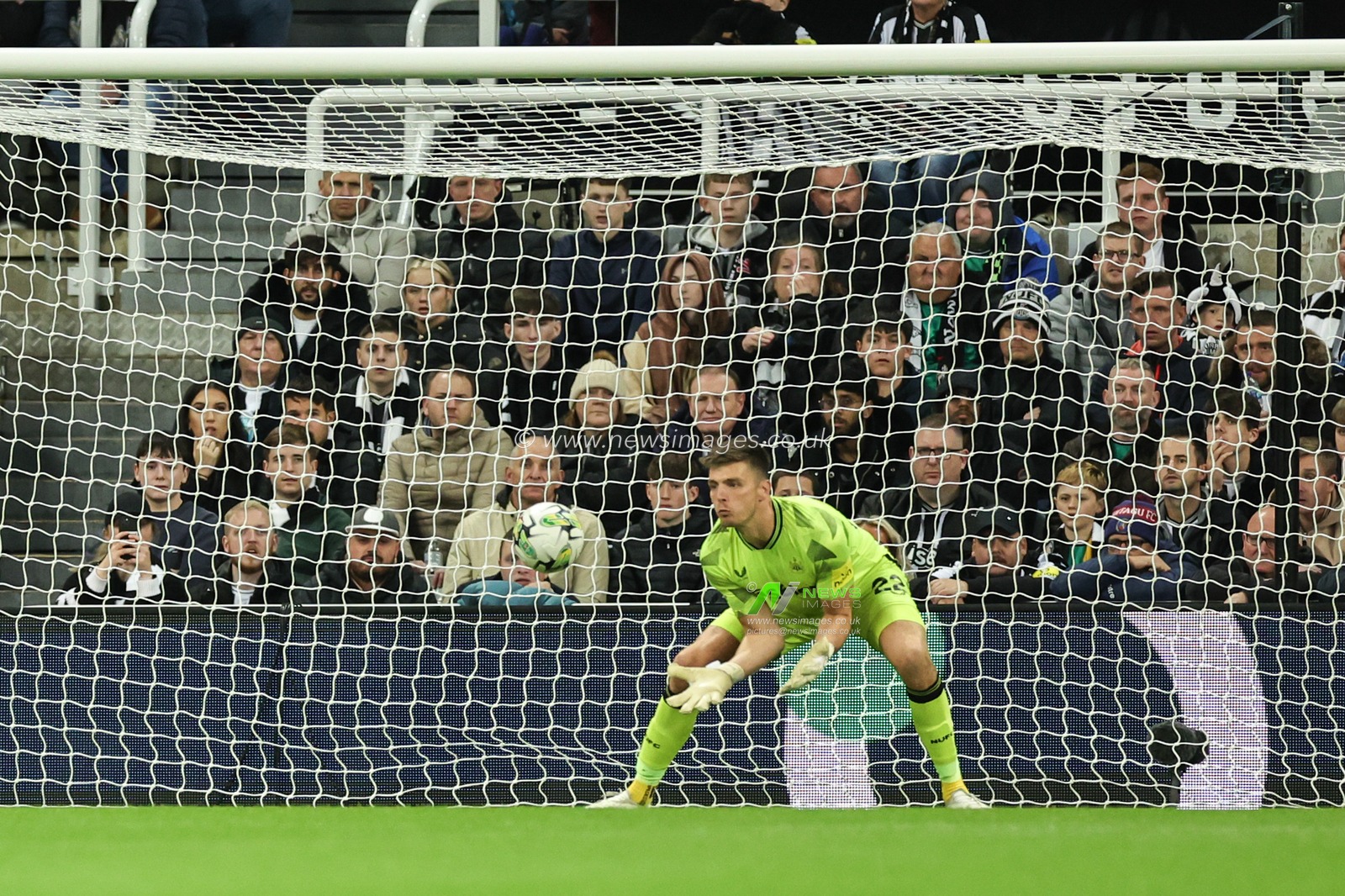 Nick Pope #22 of Newcastle United makes a save during the Carabao Cup Third Round match Newcastle United vs Manchester City at St. James's Park, Newcastle, United Kingdom, 27th September 2023

(Photo by Mark Cosgrove/News Images)