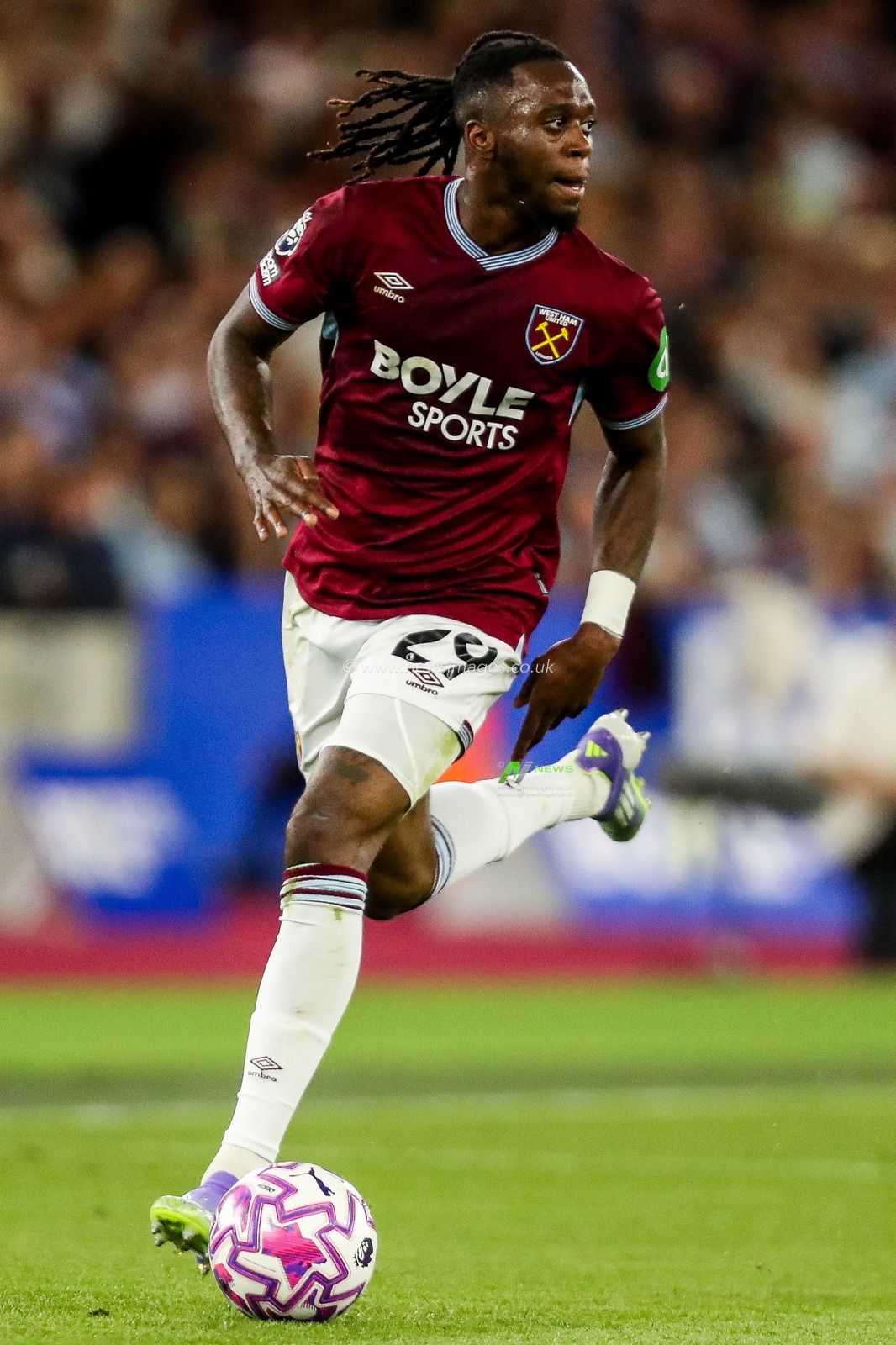 Aaron Wan-Bissaka of West Ham United runs with the ball during the Premier League match West Ham United vs Chelsea at London Stadium, London, United Kingdom, 22nd August 2025

(Photo by Izzy Poles/News Images)