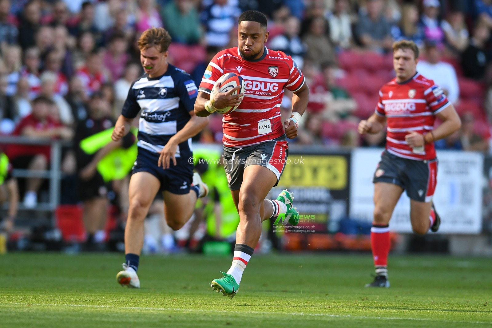 Phil Cokanasiga of Gloucester Rugby breaks the line before scoring a try during the Prem Rugby Cup match Bristol Bears vs Gloucester at Ashton Gate, Bristol, United Kingdom on 05 September 2026

(Photo by Alex Williamson/News Images)