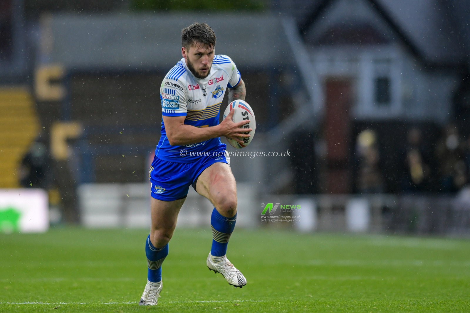 Tom Briscoe (2) of Leeds Rhinos runs forward with the ball