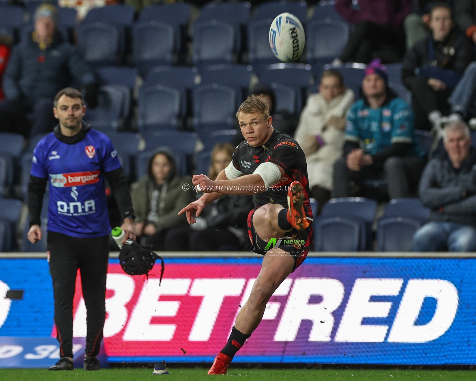 Jonny Lomax of St. Helens scores a penalty to make it 0-2 during the Betfred Challenge Cup Sixth Round match Leeds Rhinos vs St Helens at Headingley Stadium, Leeds, United Kingdom, 22nd March 2024

(Photo by Mark Cosgrove/News Images)