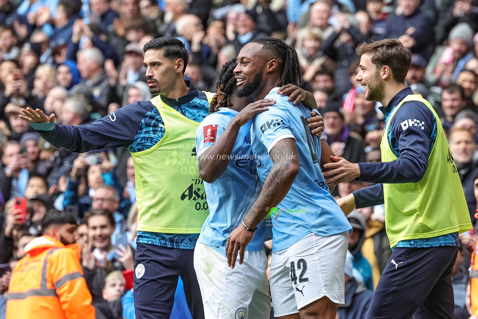 Antonie Semenyo of Manchester City celebrates his goal to make it 3-0 during the Emirates FA Cup Quarter-Final match Manchester City vs Liverpool at Etihad Stadium, Manchester, United Kingdom on 04 April 2026

(Photo by Mark Cosgrove/News Images)