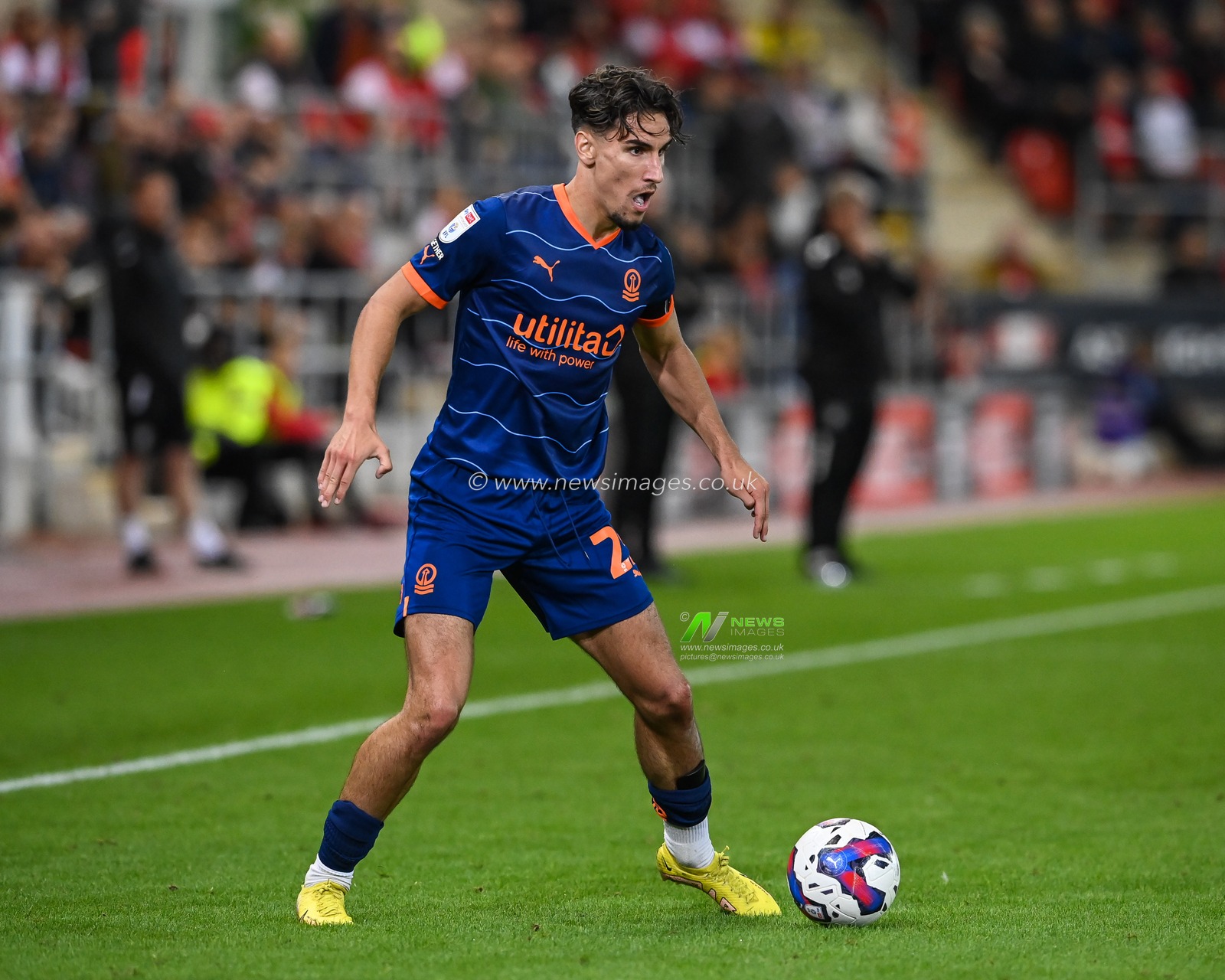 Theo Corbeanu #25 of Blackpool makes a break with the ball during Sky Bet Championship match Rotherham United vs Blackpool at New York Stadium, Rotherham, United Kingdom, 14th September 2022

(Photo by Craig Thomas/News Images)