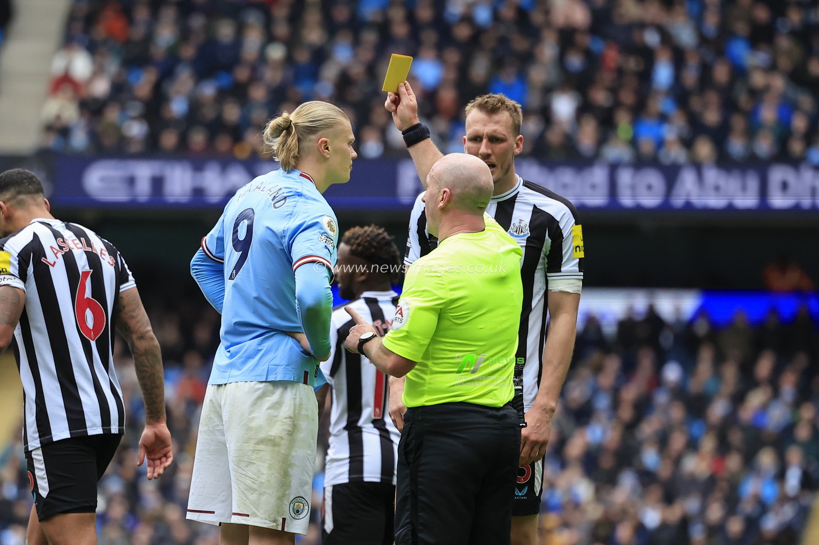 Erling Haaland #9 of Manchester City and Dan Burn #33 of Newcastle United both receive yellow cards after a melee on the field during the Premier League match Manchester City vs Newcastle United at Etihad Stadium, Manchester, United Kingdom, 4th March 2023

(Photo by Conor Molloy/News Images)