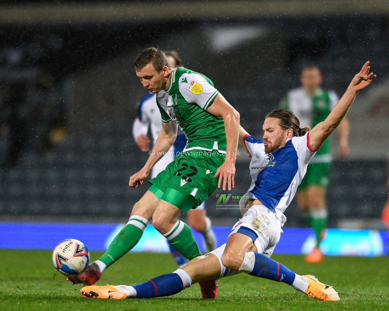 Sam Gallagher #9 of Blackburn Rovers attempts to tackle Jon Daoi Boovarsson #22 of Millwall