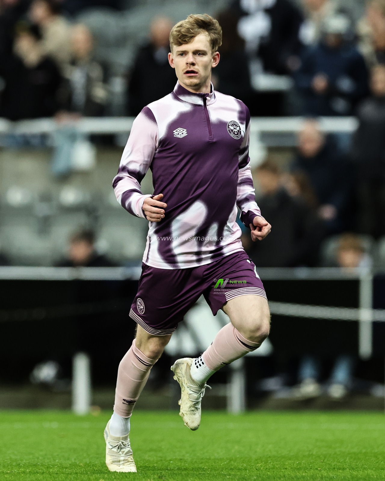 Keane Lewis-Potter of Brentford during the pre-game warm up ahead of the Carabao Cup Quarter Final Newcastle United vs Brentford at St. James's Park, Newcastle, United Kingdom, 18th December 2024

(Photo by Mark Cosgrove/News Images)
