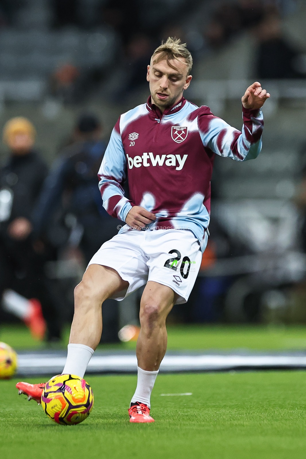 Jarrod Bowen of West Ham United during the pre-game warmup ahead of the Premier League match Newcastle United vs West Ham United at St. James's Park, Newcastle, United Kingdom, 25th November 2024

(Photo by Mark Cosgrove/News Images)