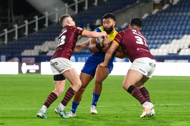 Zane Musgrove of Warrington Wolves is tackled by Olly Russell of Huddersfield Giants and Andre Savelio of Huddersfield Giants during the Betfred Super League Round 26 match Huddersfield Giants vs Warrington Wolves at John Smith's Stadium, Huddersfield, United Kingdom, 14th September 2024

(Photo by Craig Thomas/News Images)