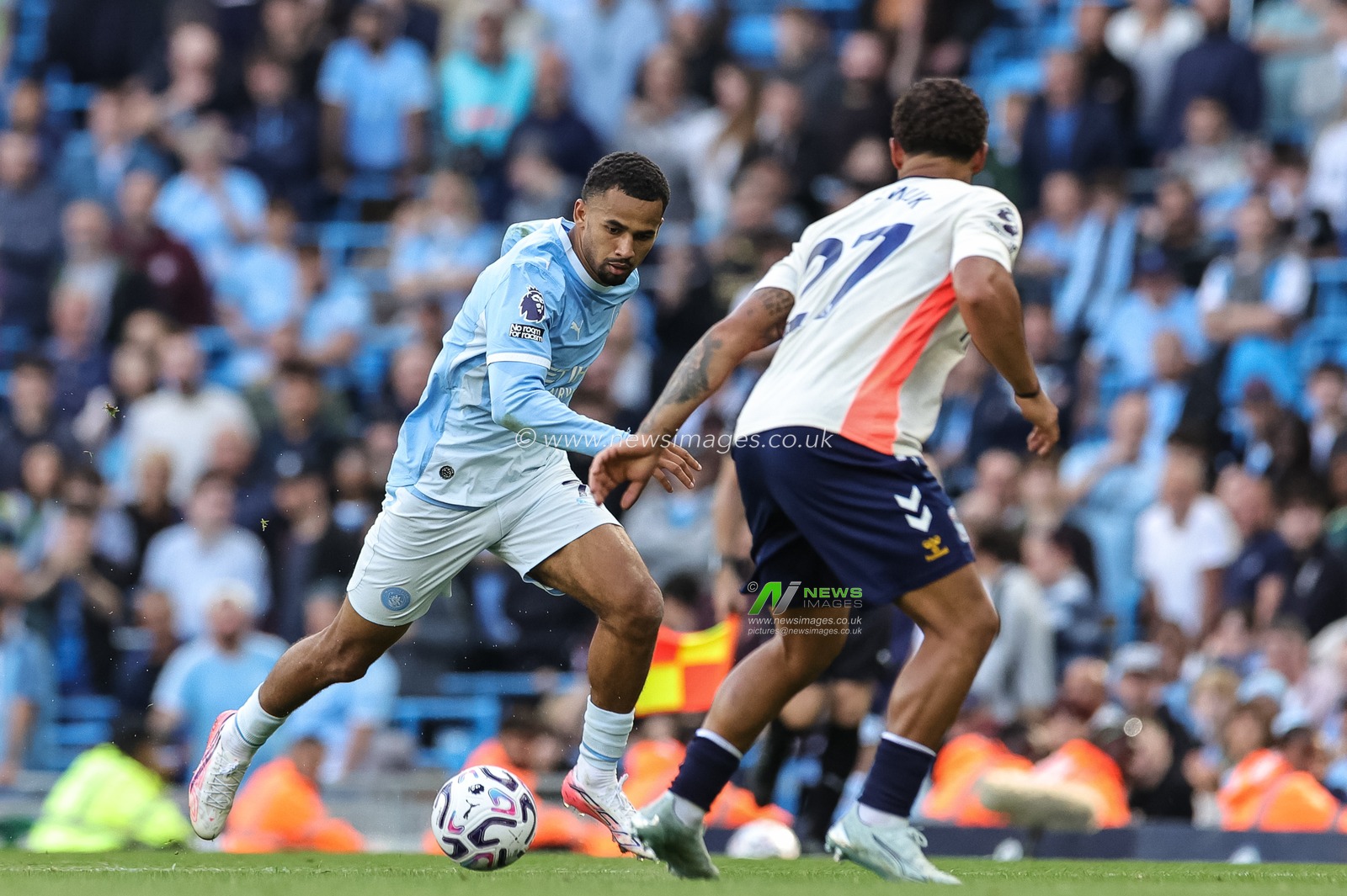 Iliman Ndiaye of Manchester City breaks with the ball during the Premier League match Manchester City vs Coventry City at Etihad Stadium, Manchester, United Kingdom on 05 September 2026

(Photo by Mark Cosgrove/News Images)