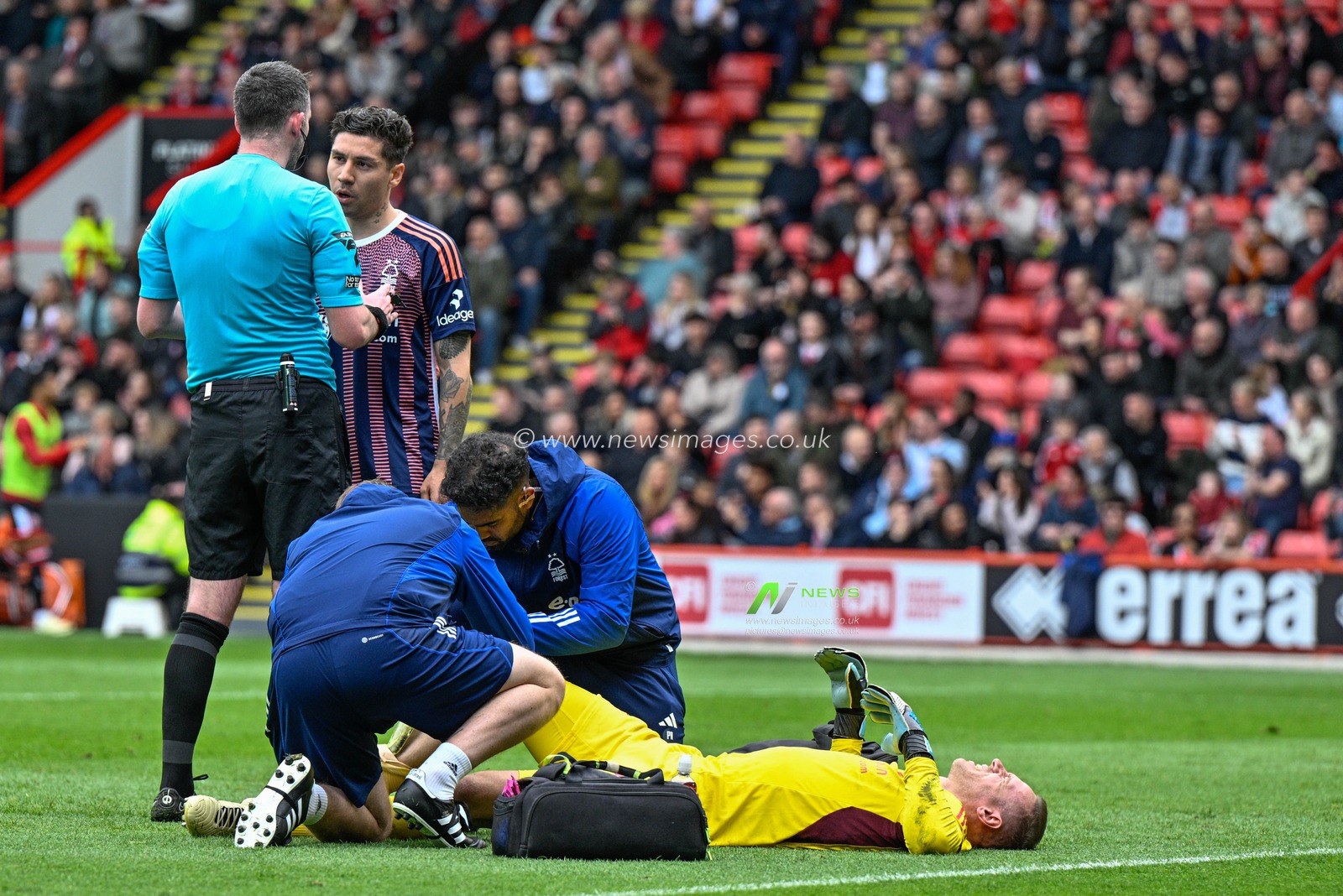 Wes Foderingham of Sheffield United recieves treatment during the Premier League match Sheffield United vs Nottingham Forest at Bramall Lane, Sheffield, United Kingdom, 4th May 2024

(Photo by Cody Froggatt/News Images)