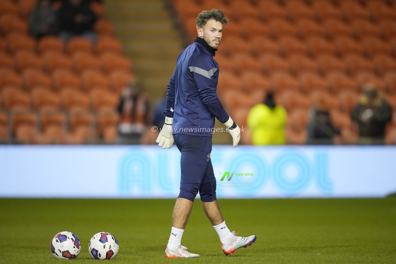 Chris Maxwell #1 of Blackpool warms up before the Sky Bet Championship match Blackpool vs Sheffield United at Bloomfield Road, Blackpool, United Kingdom, 29th December 2022

(Photo by Steve Flynn/News Images)