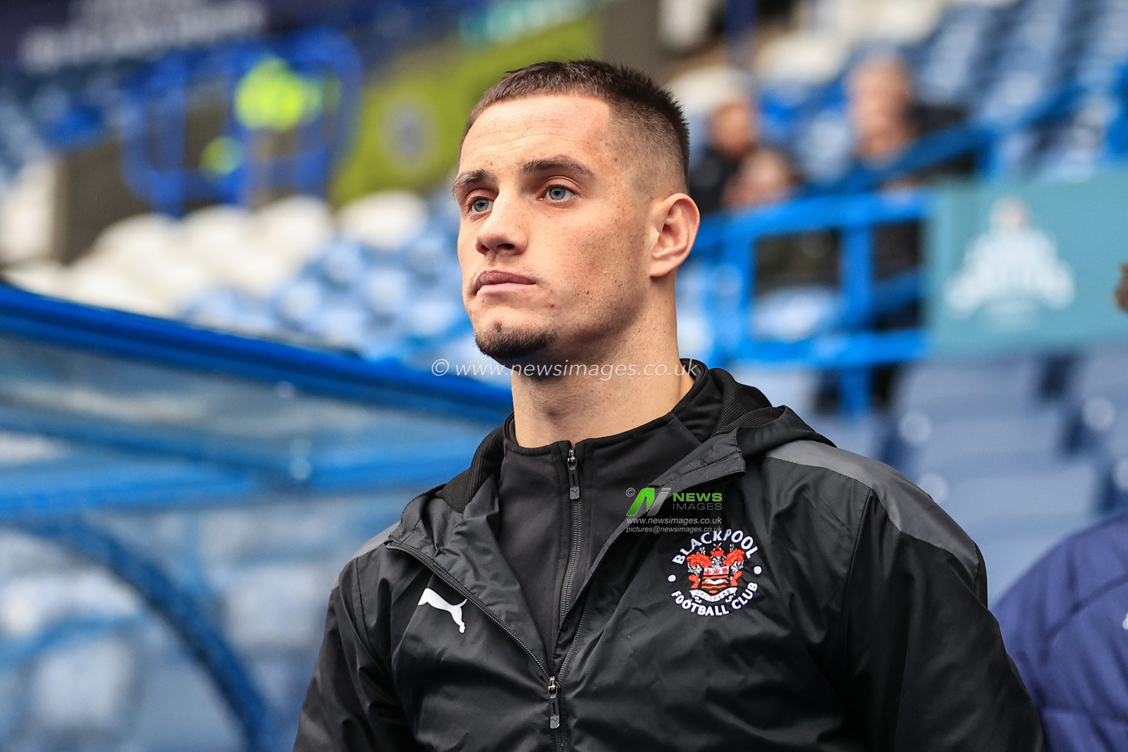 Jerry Yates #9 of Blackpool arrives at the John Smiths Stadium