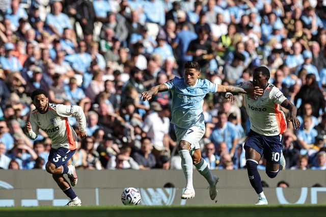 Enzo Fernández of Manchester City hands-off Ephron Mason-Clark of Coventry City as he breaks with the ball during the Premier League match Manchester City vs Coventry City at Etihad Stadium, Manchester, United Kingdom on 05 September 2026

(Photo by Mark Cosgrove/News Images)