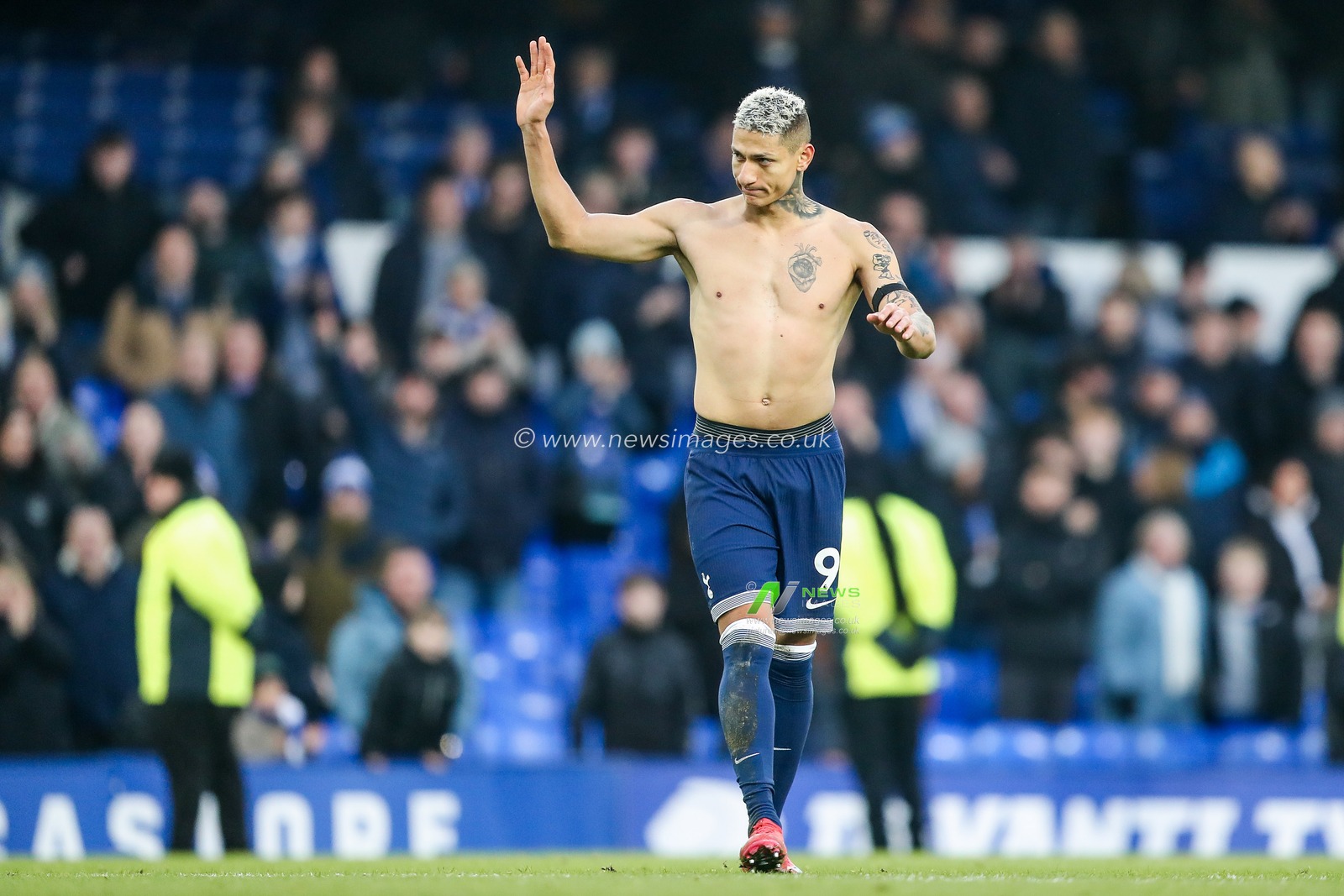 Richarlison of Tottenham Hotspur acknowledges the fans  after the teams defeat following the Premier League match Everton vs Tottenham Hotspur at Goodison Park, Liverpool, United Kingdom, 19th January 2025

(Photo by Gareth Evans/News Images)