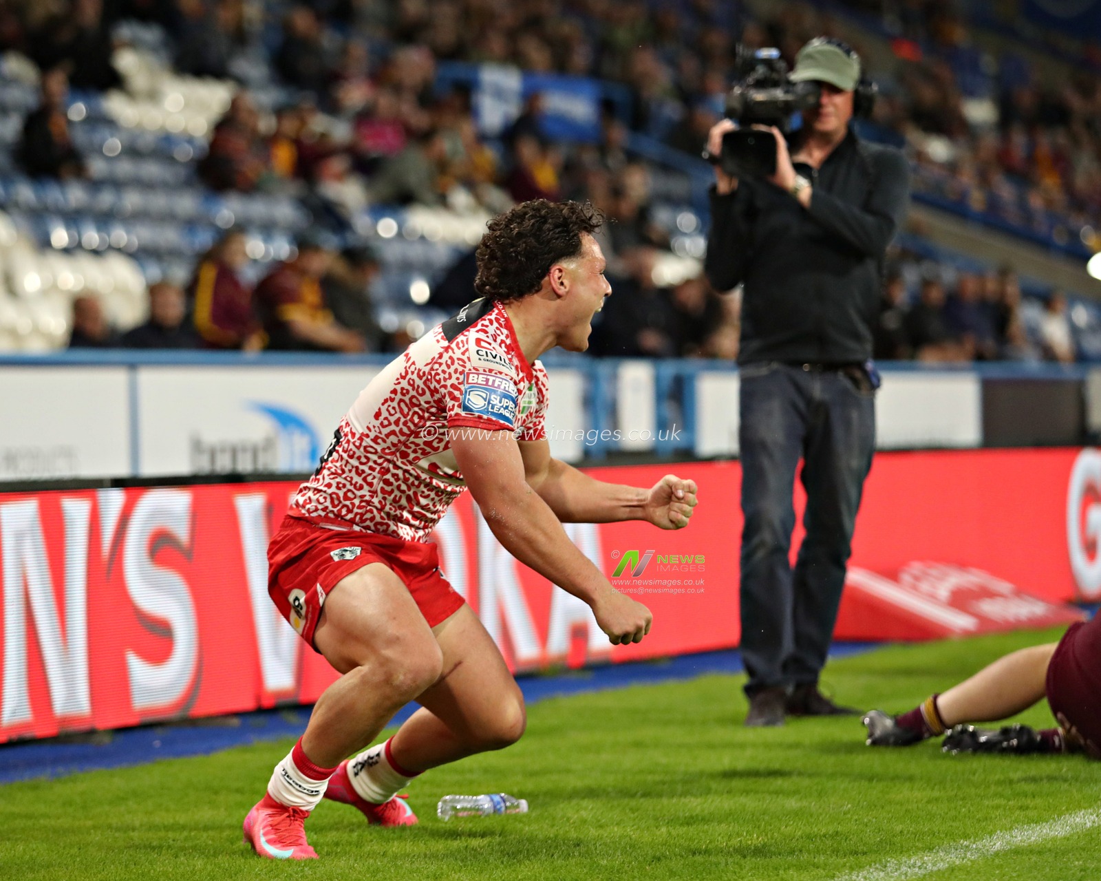 Lachlan Lam of Leigh Leopards celebrates his try during the Betfred Super League Round 13 match Huddersfield Giants vs Leigh Leopards at John Smith's Stadium, Huddersfield, United Kingdom, 29th May 2025(Photo by Sam Eaden/News Images)