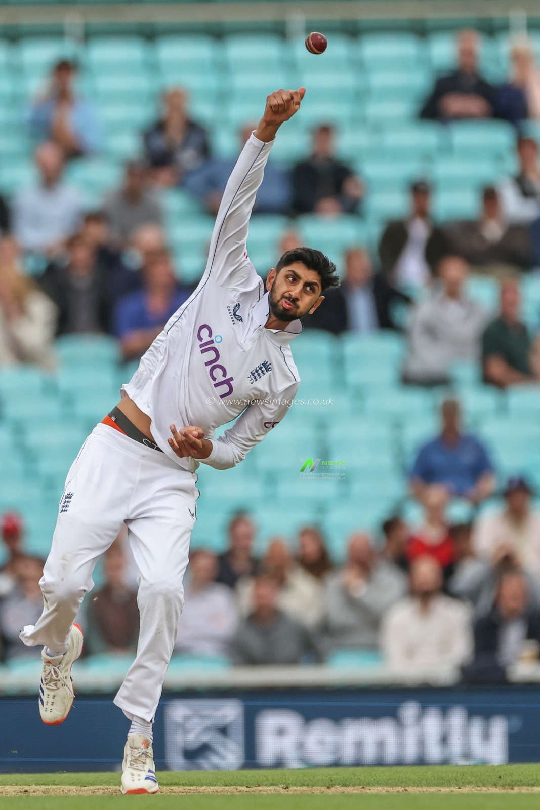 Shoaib Bashir of England delivers the ball during the 3rd Rothesay Test Match Day Four England v Sri Lanka at The Kia Oval, London, United Kingdom, 9th September 2024

(Photo by Mark Cosgrove/News Images)