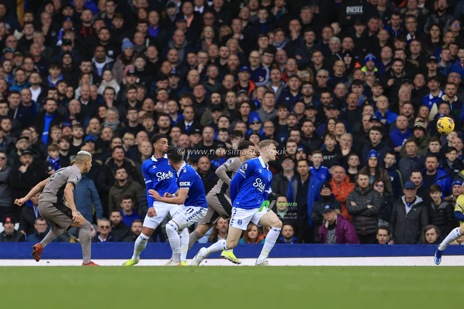 Richarlison of Tottenham Hotspur scores to make it 1-2 during the Premier League match Everton vs Tottenham Hotspur at Goodison Park, Liverpool, United Kingdom, 3rd February 2024

(Photo by Conor Molloy/News Images)
