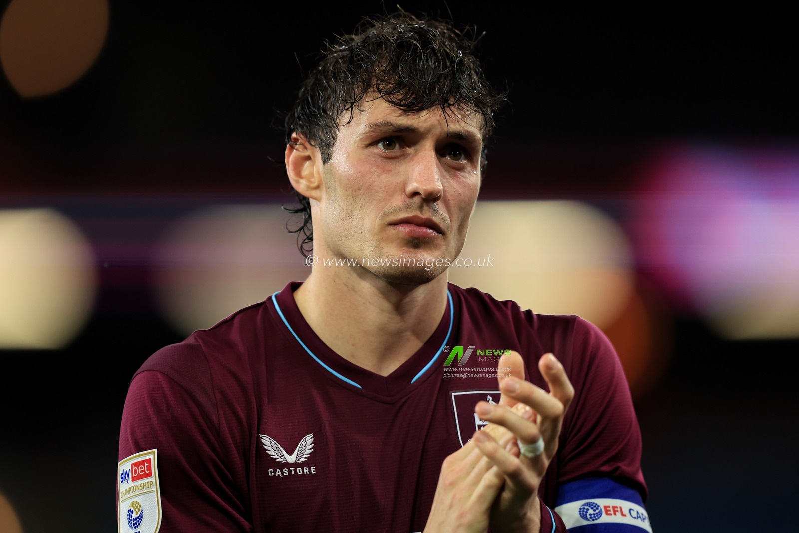 Connor Roberts of Burnley claps fans after 1-1 draw during the Sky Bet Championship match Burnley vs Middlesbrough at Turf Moor, Burnley, United Kingdom on 02 September 2026

(Photo by Jorge Horsted/News Images)
