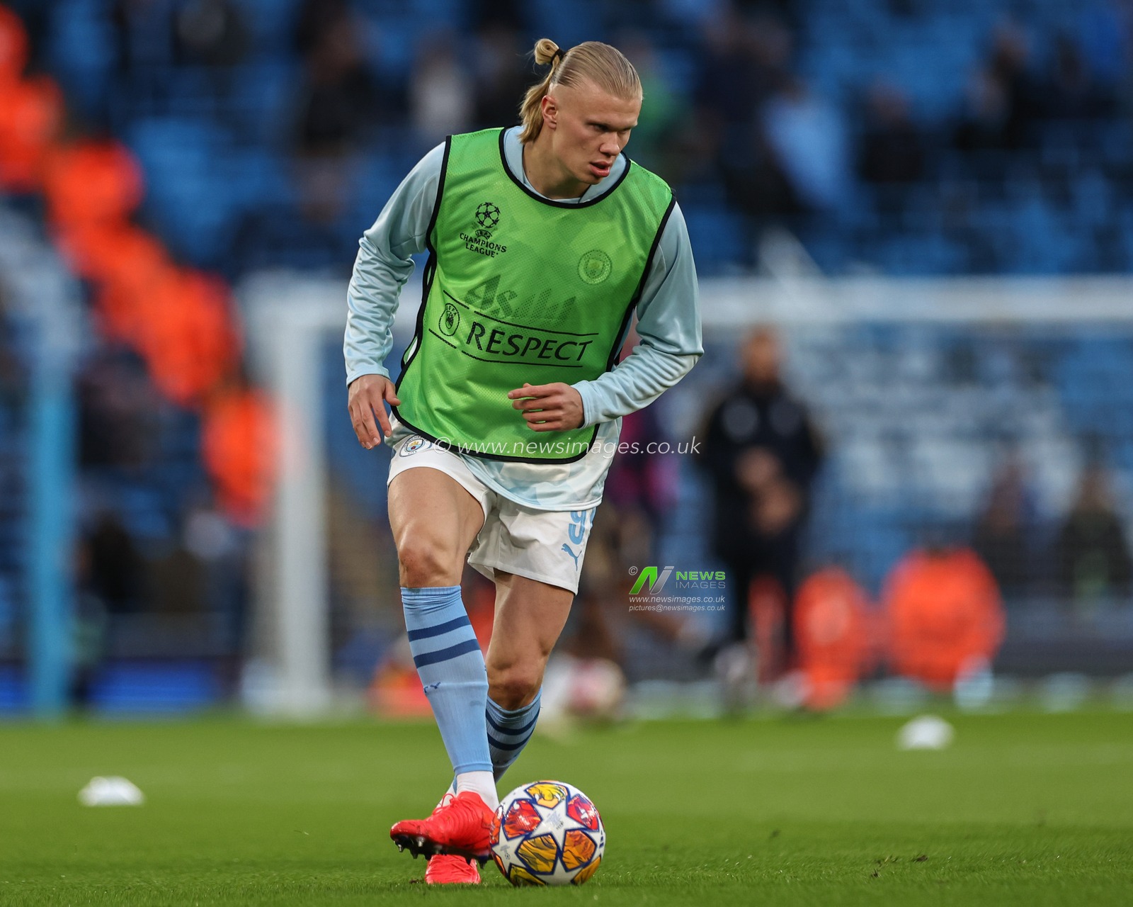 Erling Haaland of Manchester City in the pregame warmup session during the UEFA Champions League Quarter Final Manchester City vs Real Madrid at Etihad Stadium, Manchester, United Kingdom, 17th April 2024

(Photo by Mark Cosgrove/News Images)