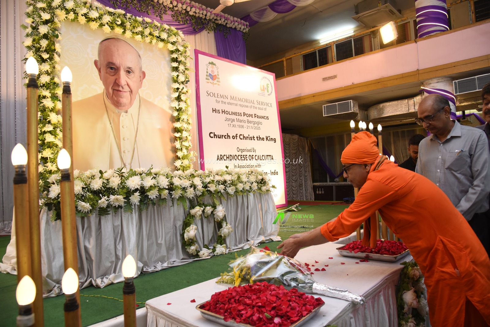 Pepole pray in front of the image of Pope Francis during  a Solemn Memorial Service to mourn Pope Francis at Church of Christ the King in Kolkata on April 24, 2025.Photo by Debajyoti Chakraborty.(Photo: Debajyoti Chakraborty/News Images)