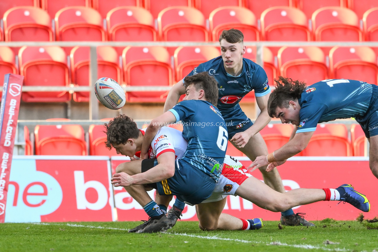 during the Betfred Super League match St Helens vs Warrington Wolves at Totally Wicked Stadium, St Helens, United Kingdom, 20th April 2023

(Photo by Craig Thomas/News Images)