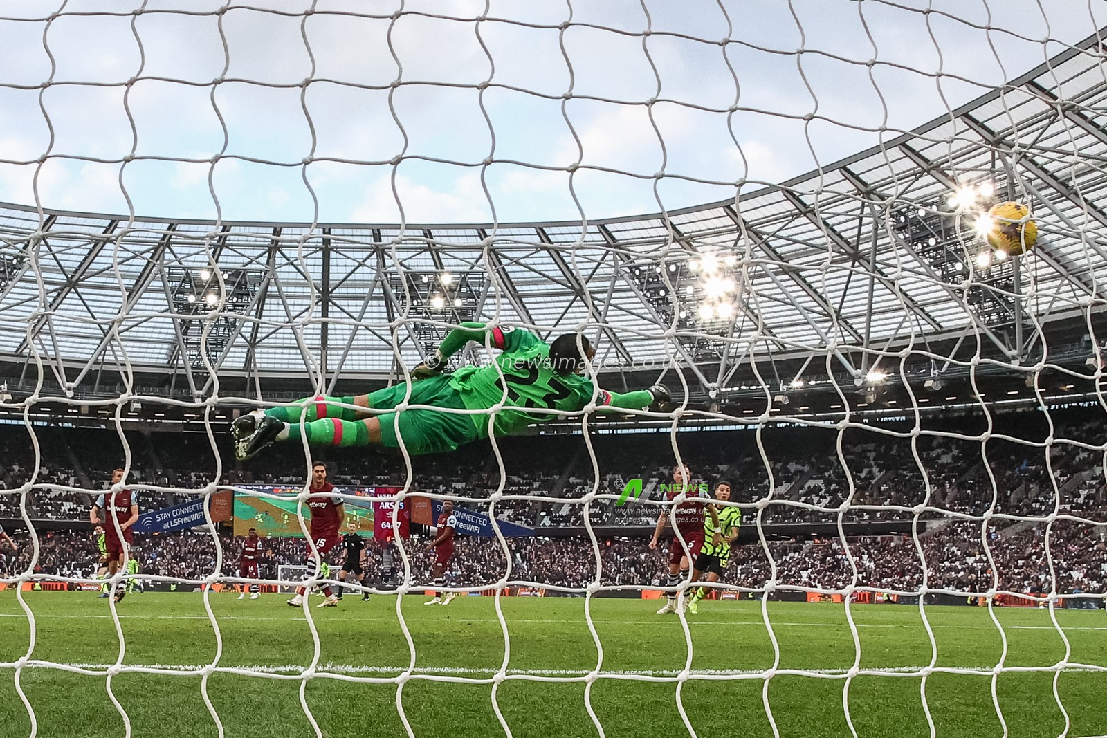 Declan Rice of Arsenal scores to make it 0-6 during the Premier League match West Ham United vs Arsenal at London Stadium, London, United Kingdom, 11th February 2024

(Photo by Mark Cosgrove/News Images)